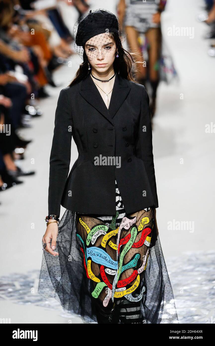 Un modelo camina por la pista durante el show de Christian Dior como parte de la Semana de la Moda de París Womenswear Primavera/Verano 2018 el 26 de septiembre de 2017 en París, Francia. Foto de Alain Gil-González/ABACAPRESS.COM Foto de stock