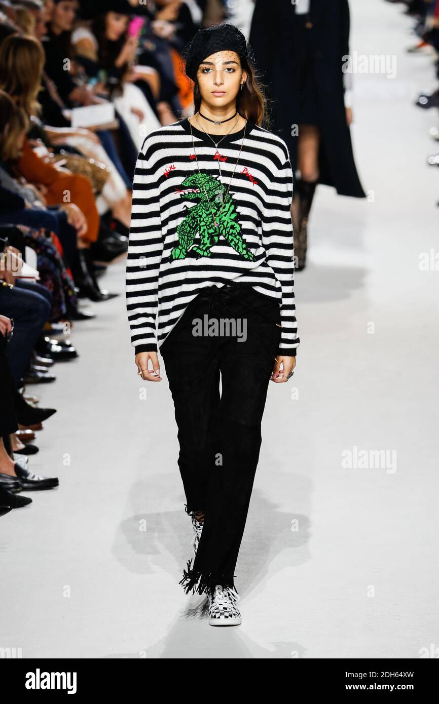 Un modelo camina por la pista durante el show de Christian Dior como parte de la Semana de la Moda de París Womenswear Primavera/Verano 2018 el 26 de septiembre de 2017 en París, Francia. Foto de Alain Gil-González/ABACAPRESS.COM Foto de stock