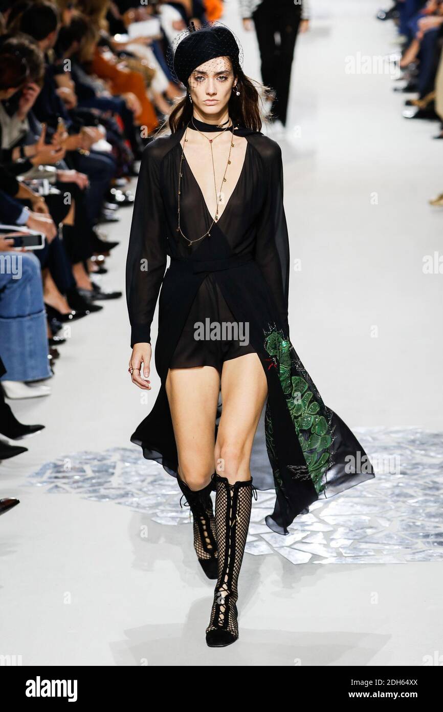 Un modelo camina por la pista durante el show de Christian Dior como parte de la Semana de la Moda de París Womenswear Primavera/Verano 2018 el 26 de septiembre de 2017 en París, Francia. Foto de Alain Gil-González/ABACAPRESS.COM Foto de stock