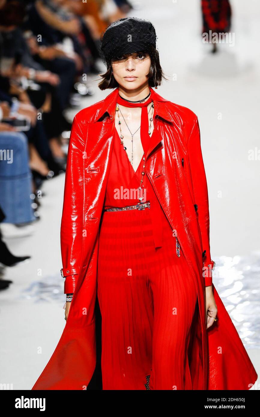 Un modelo camina por la pista durante el show de Christian Dior como parte de la Semana de la Moda de París Womenswear Primavera/Verano 2018 el 26 de septiembre de 2017 en París, Francia. Foto de Alain Gil-González/ABACAPRESS.COM Foto de stock