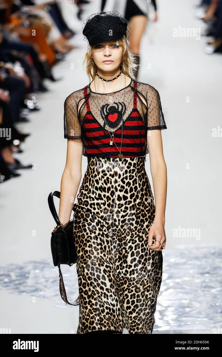 Un modelo camina por la pista durante el show de Christian Dior como parte de la Semana de la Moda de París Womenswear Primavera/Verano 2018 el 26 de septiembre de 2017 en París, Francia. Foto de Alain Gil-González/ABACAPRESS.COM Foto de stock