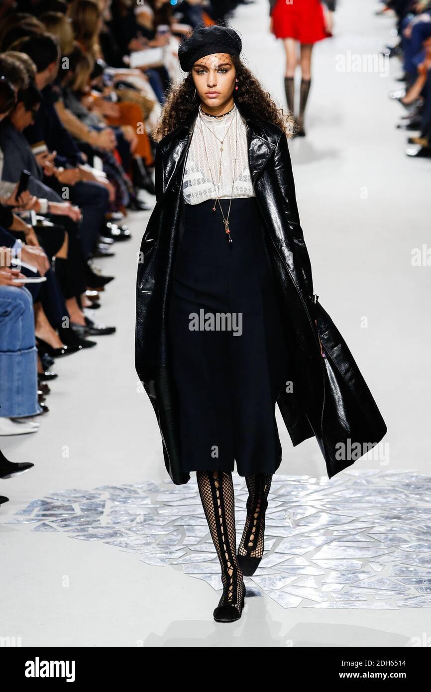 Un modelo camina por la pista durante el show de Christian Dior como parte de la Semana de la Moda de París Womenswear Primavera/Verano 2018 el 26 de septiembre de 2017 en París, Francia. Foto de Alain Gil-González/ABACAPRESS.COM Foto de stock