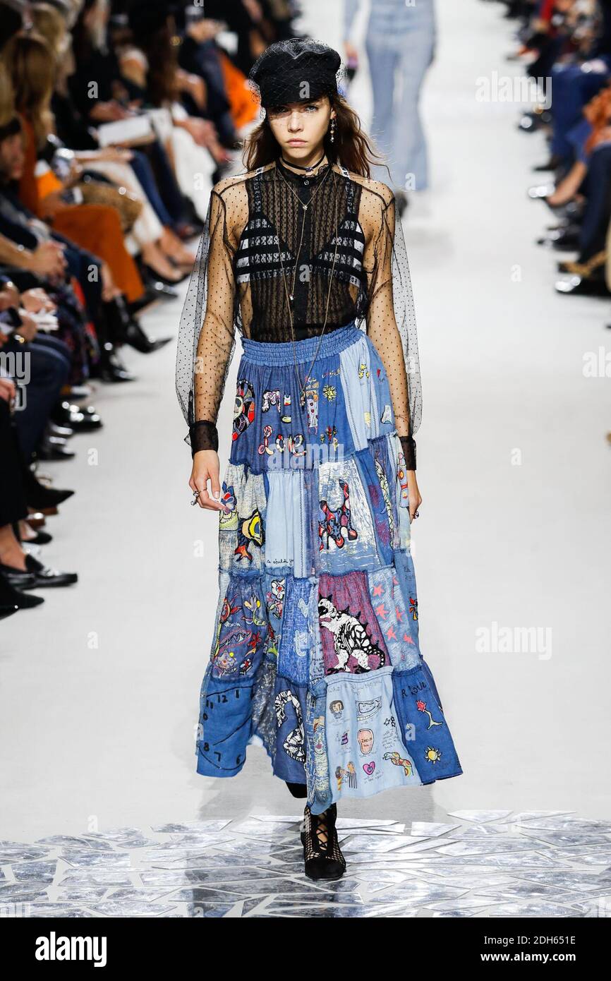 Un modelo camina por la pista durante el show de Christian Dior como parte de la Semana de la Moda de París Womenswear Primavera/Verano 2018 el 26 de septiembre de 2017 en París, Francia. Foto de Alain Gil-González/ABACAPRESS.COM Foto de stock