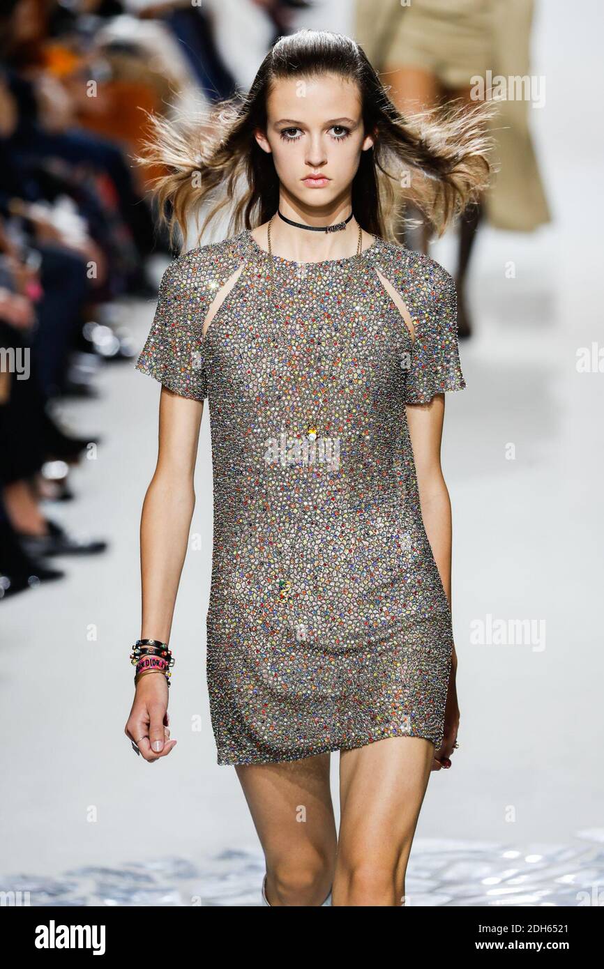 Un modelo camina por la pista durante el show de Christian Dior como parte de la Semana de la Moda de París Womenswear Primavera/Verano 2018 el 26 de septiembre de 2017 en París, Francia. Foto de Alain Gil-González/ABACAPRESS.COM Foto de stock