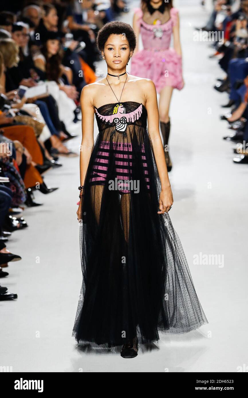 Un modelo camina por la pista durante el show de Christian Dior como parte de la Semana de la Moda de París Womenswear Primavera/Verano 2018 el 26 de septiembre de 2017 en París, Francia. Foto de Alain Gil-González/ABACAPRESS.COM Foto de stock