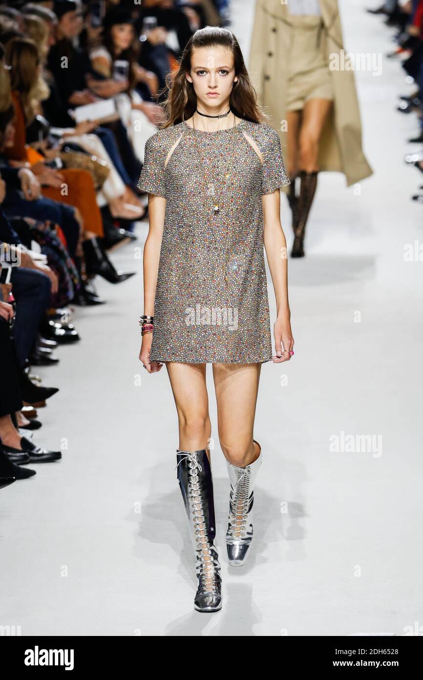 Un modelo camina por la pista durante el show de Christian Dior como parte de la Semana de la Moda de París Womenswear Primavera/Verano 2018 el 26 de septiembre de 2017 en París, Francia. Foto de Alain Gil-González/ABACAPRESS.COM Foto de stock