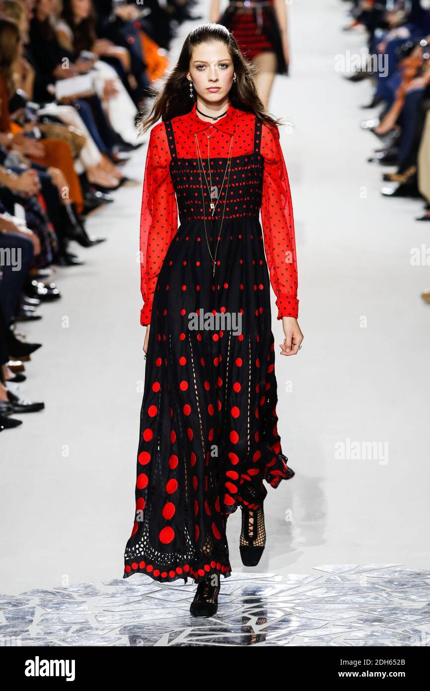 Un modelo camina por la pista durante el show de Christian Dior como parte de la Semana de la Moda de París Womenswear Primavera/Verano 2018 el 26 de septiembre de 2017 en París, Francia. Foto de Alain Gil-González/ABACAPRESS.COM Foto de stock