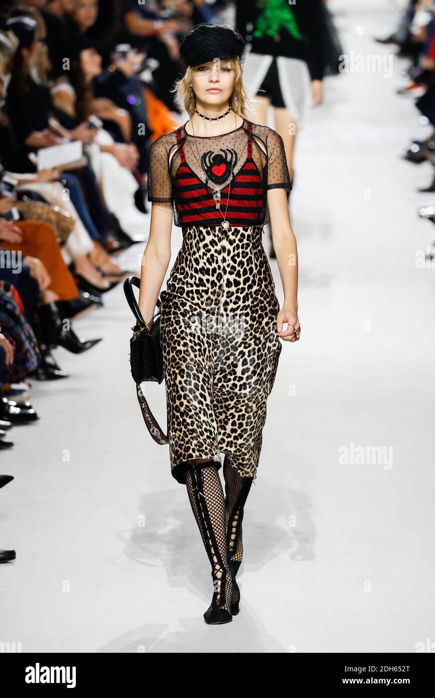 Un modelo camina por la pista durante el show de Christian Dior como parte de la Semana de la Moda de París Womenswear Primavera/Verano 2018 el 26 de septiembre de 2017 en París, Francia. Foto de Alain Gil-González/ABACAPRESS.COM Foto de stock