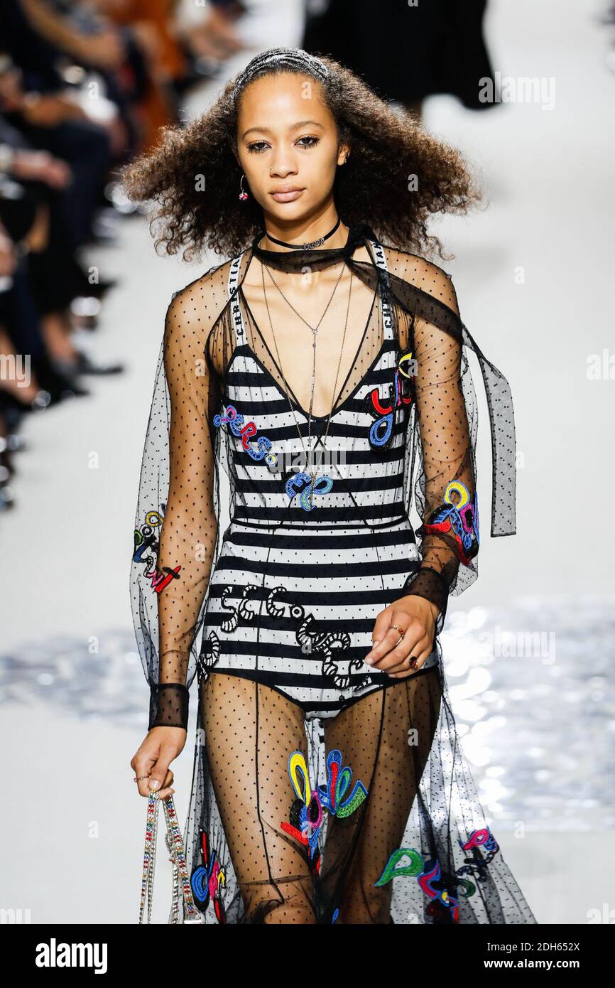 Un modelo camina por la pista durante el show de Christian Dior como parte de la Semana de la Moda de París Womenswear Primavera/Verano 2018 el 26 de septiembre de 2017 en París, Francia. Foto de Alain Gil-González/ABACAPRESS.COM Foto de stock