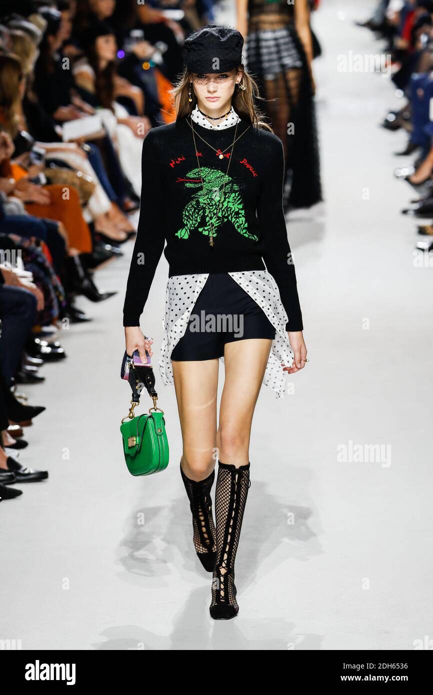 Un modelo camina por la pista durante el show de Christian Dior como parte de la Semana de la Moda de París Womenswear Primavera/Verano 2018 el 26 de septiembre de 2017 en París, Francia. Foto de Alain Gil-González/ABACAPRESS.COM Foto de stock
