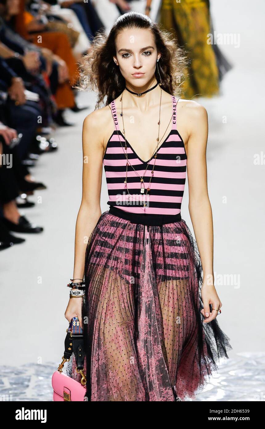 Un modelo camina por la pista durante el show de Christian Dior como parte de la Semana de la Moda de París Womenswear Primavera/Verano 2018 el 26 de septiembre de 2017 en París, Francia. Foto de Alain Gil-González/ABACAPRESS.COM Foto de stock