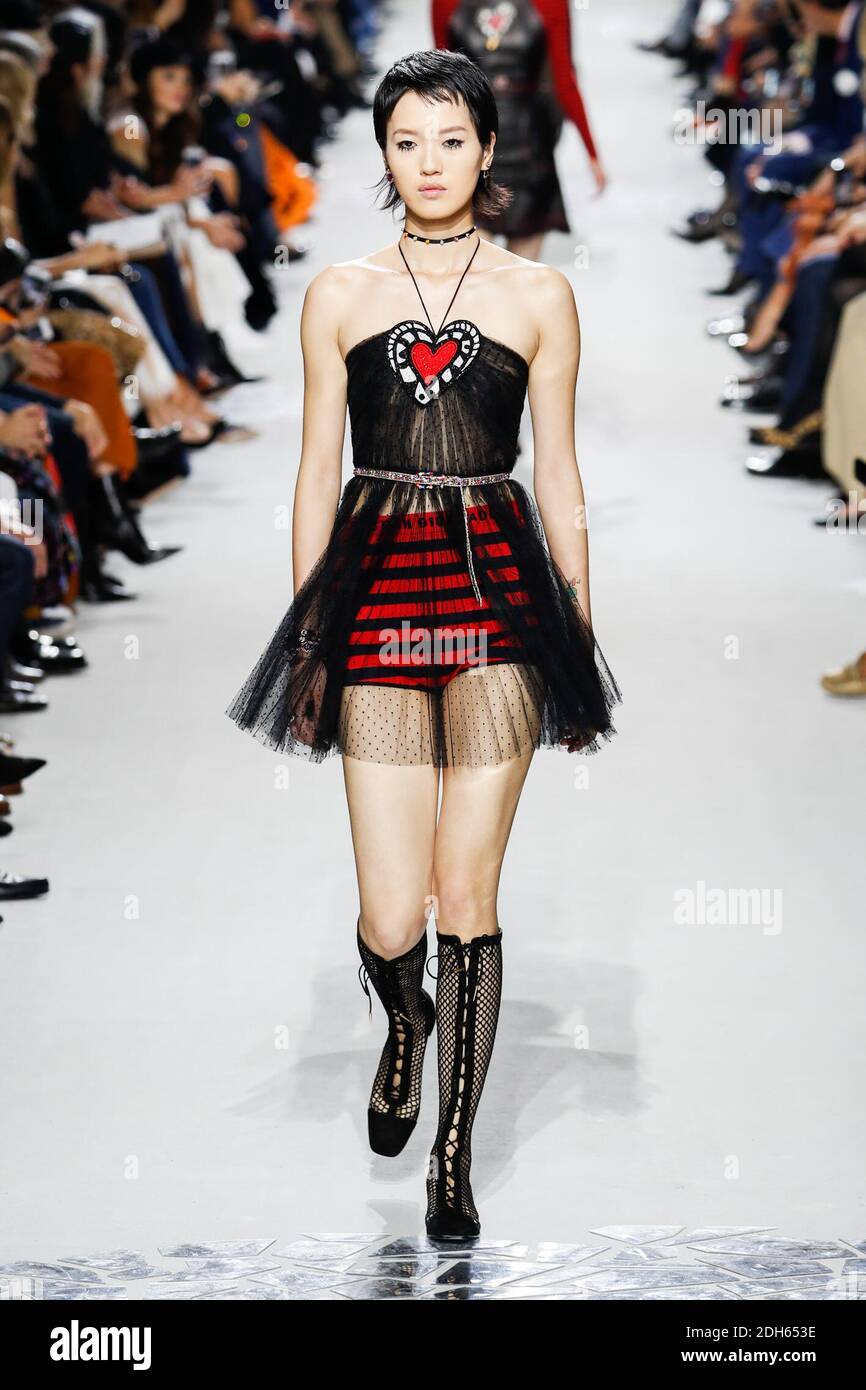 Un modelo camina por la pista durante el show de Christian Dior como parte de la Semana de la Moda de París Womenswear Primavera/Verano 2018 el 26 de septiembre de 2017 en París, Francia. Foto de Alain Gil-González/ABACAPRESS.COM Foto de stock