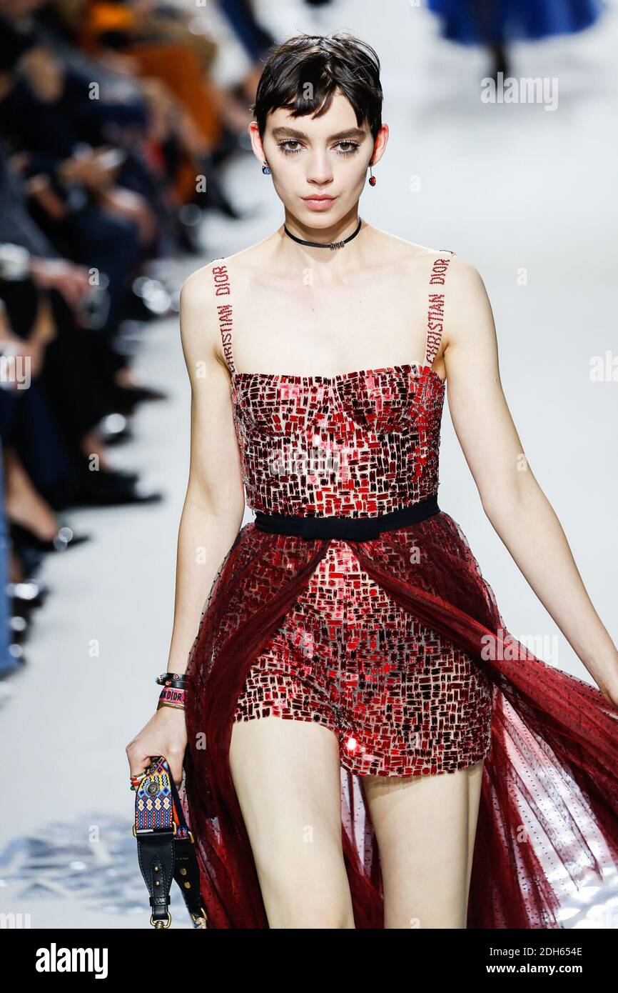 Un modelo camina por la pista durante el show de Christian Dior como parte de la Semana de la Moda de París Womenswear Primavera/Verano 2018 el 26 de septiembre de 2017 en París, Francia. Foto de Alain Gil-González/ABACAPRESS.COM Foto de stock