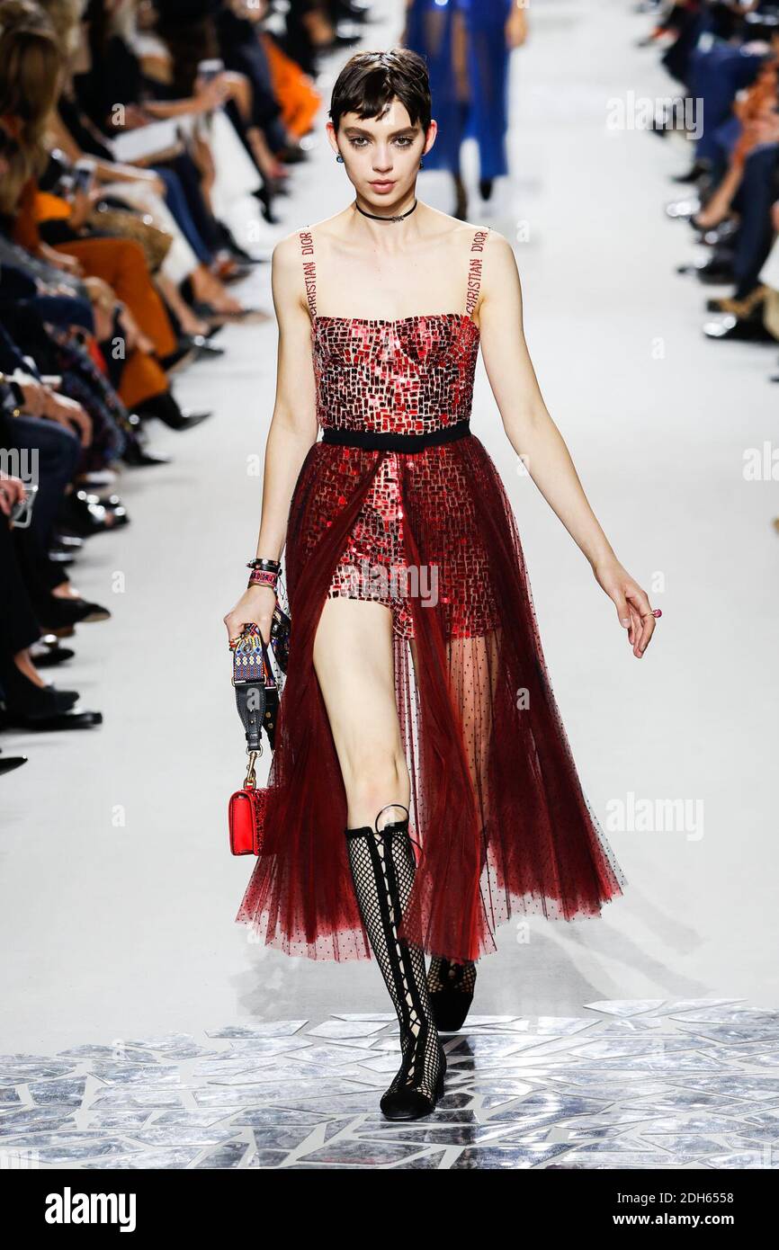 Un modelo camina por la pista durante el show de Christian Dior como parte de la Semana de la Moda de París Womenswear Primavera/Verano 2018 el 26 de septiembre de 2017 en París, Francia. Foto de Alain Gil-González/ABACAPRESS.COM Foto de stock