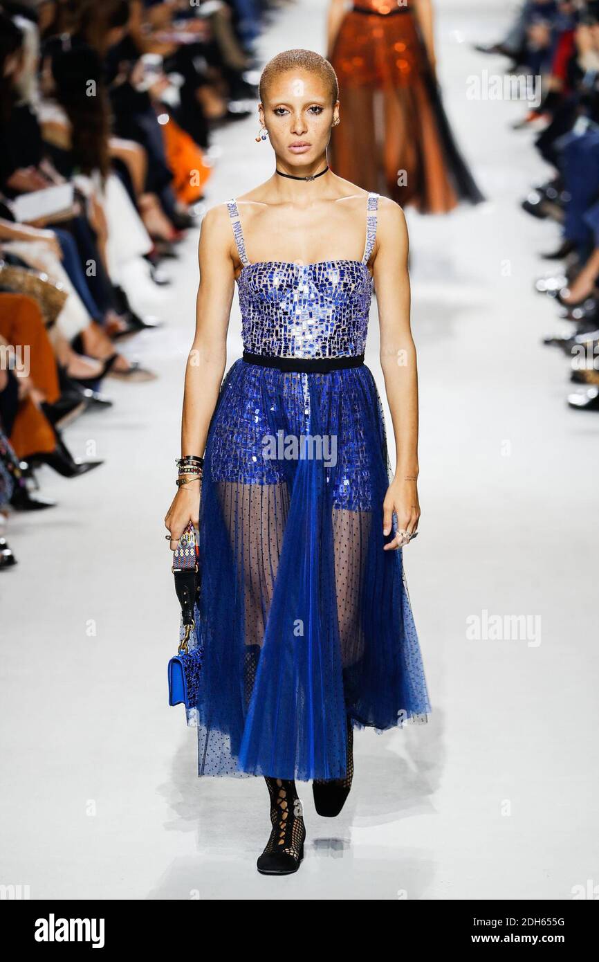 Un modelo camina por la pista durante el show de Christian Dior como parte de la Semana de la Moda de París Womenswear Primavera/Verano 2018 el 26 de septiembre de 2017 en París, Francia. Foto de Alain Gil-González/ABACAPRESS.COM Foto de stock