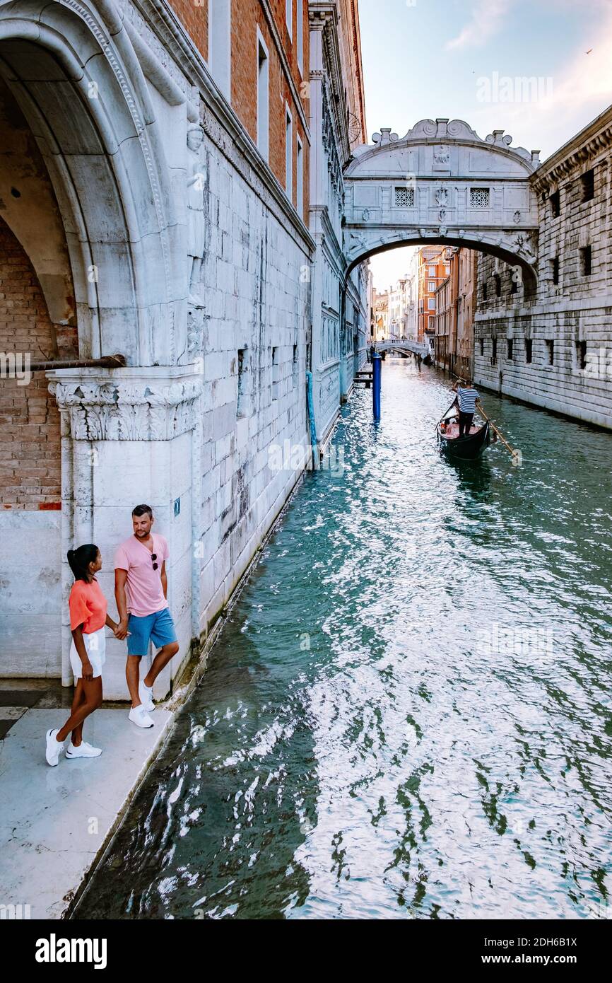 Pareja hombres y mujeres en un viaje a Venecia Italia, calles coloridas con  canales Venecia Fotografía de stock - Alamy