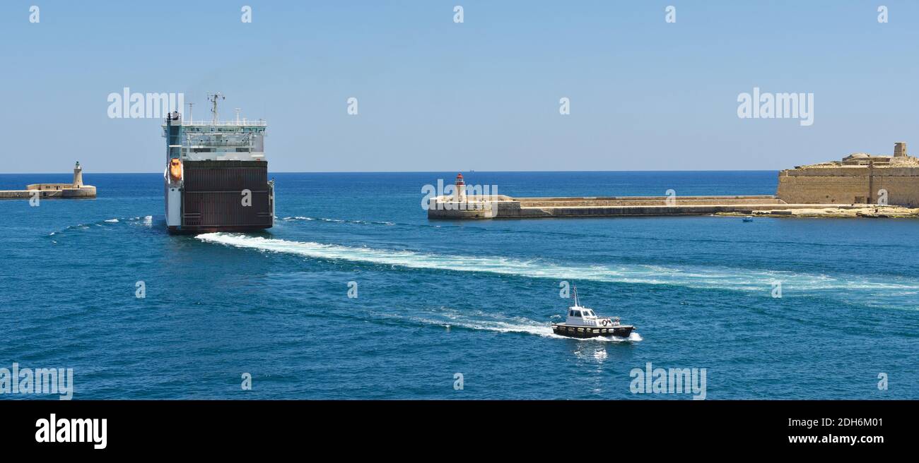 El barco sale del puerto Foto de stock