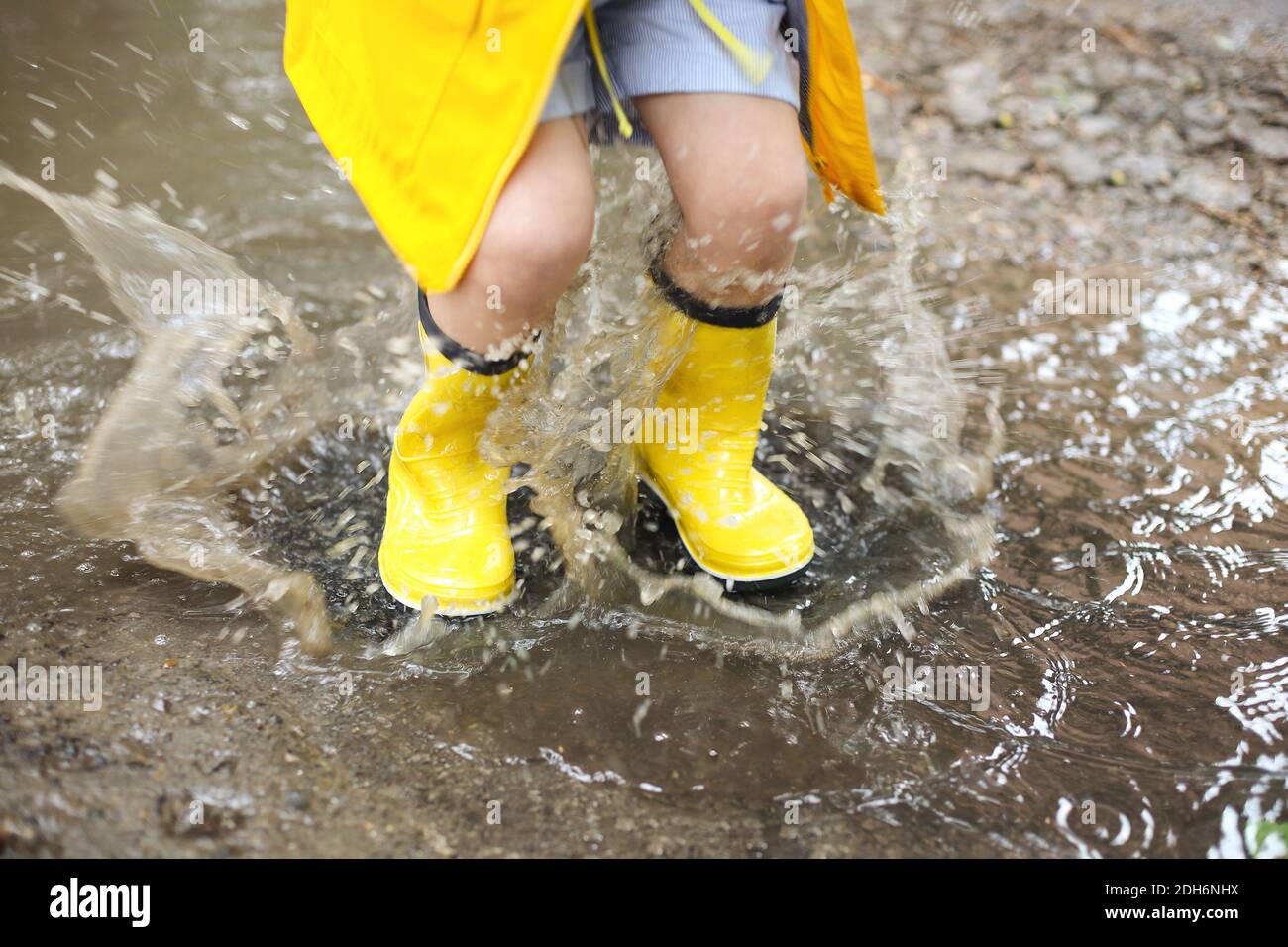 Niña pequeña con botas amarillas en el día lluvioso Fotografía de stock -  Alamy