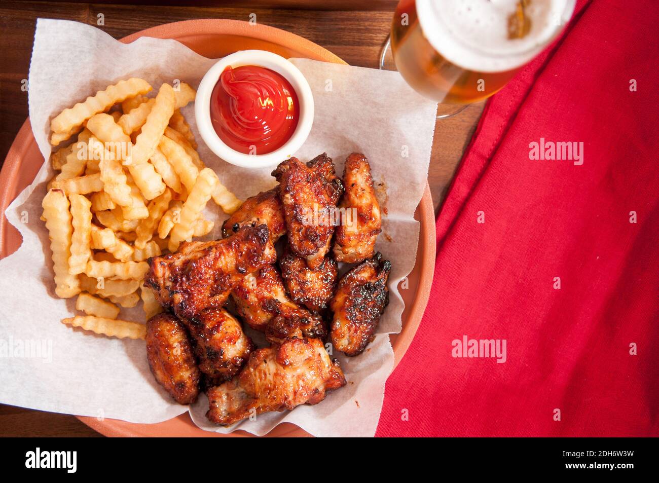 alitas de pollo al estilo búfalo calientes y picantes y patatas fritas una  cesta Fotografía de stock - Alamy