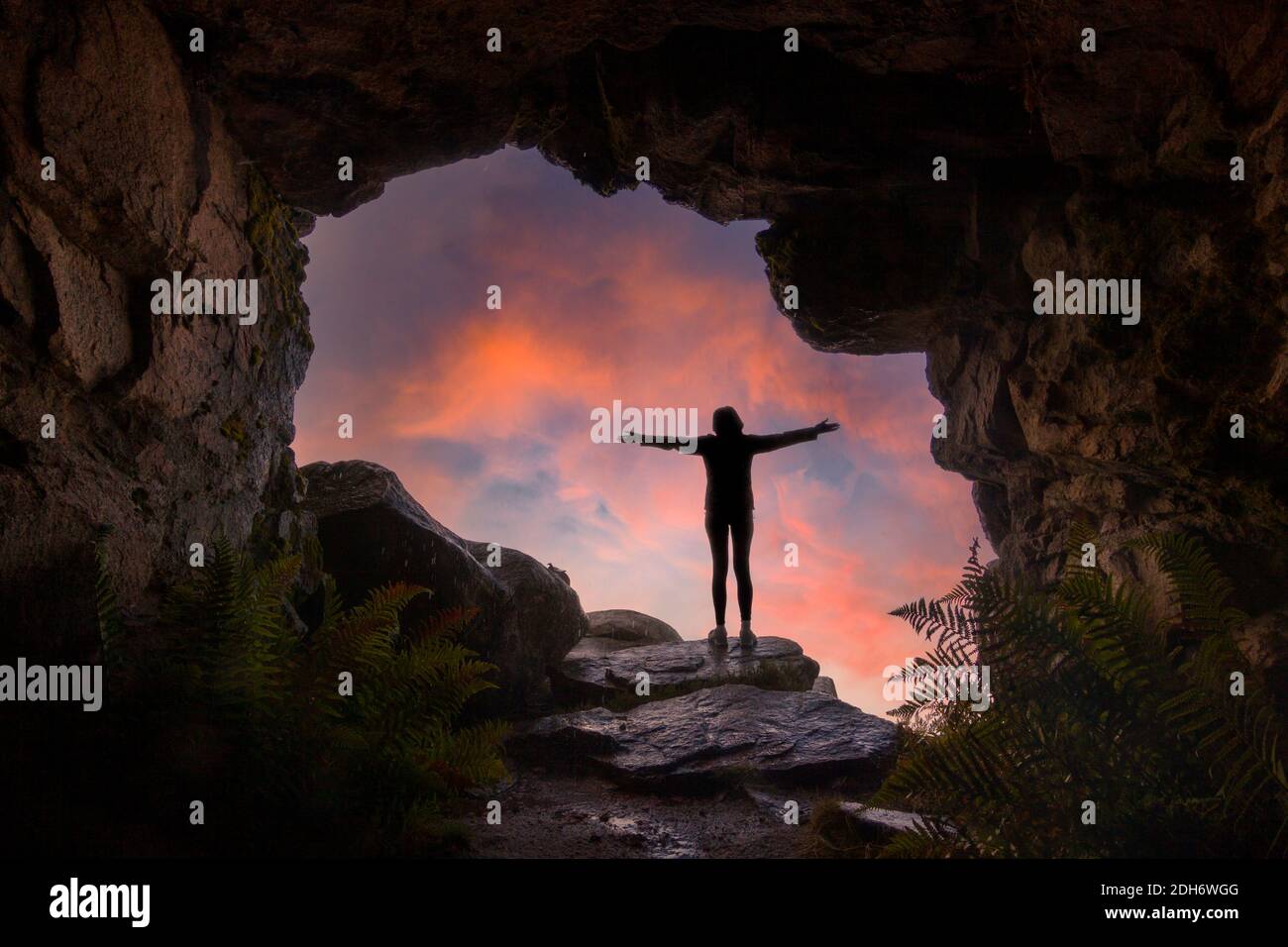 Persona que disfruta de la naturaleza dentro de una cueva, sensación de libertad. Alegría en las montañas. En el Parque Nacional Sierra de Guadarrama. En Segovia y Madrid Foto de stock