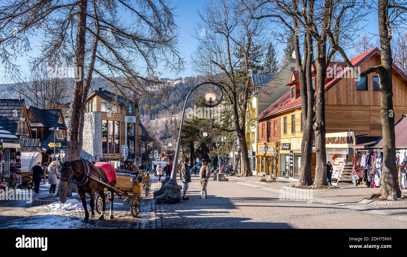 Famoso paseo Krupowki, principal zona comercial en Zakopane, Polonia Foto de stock