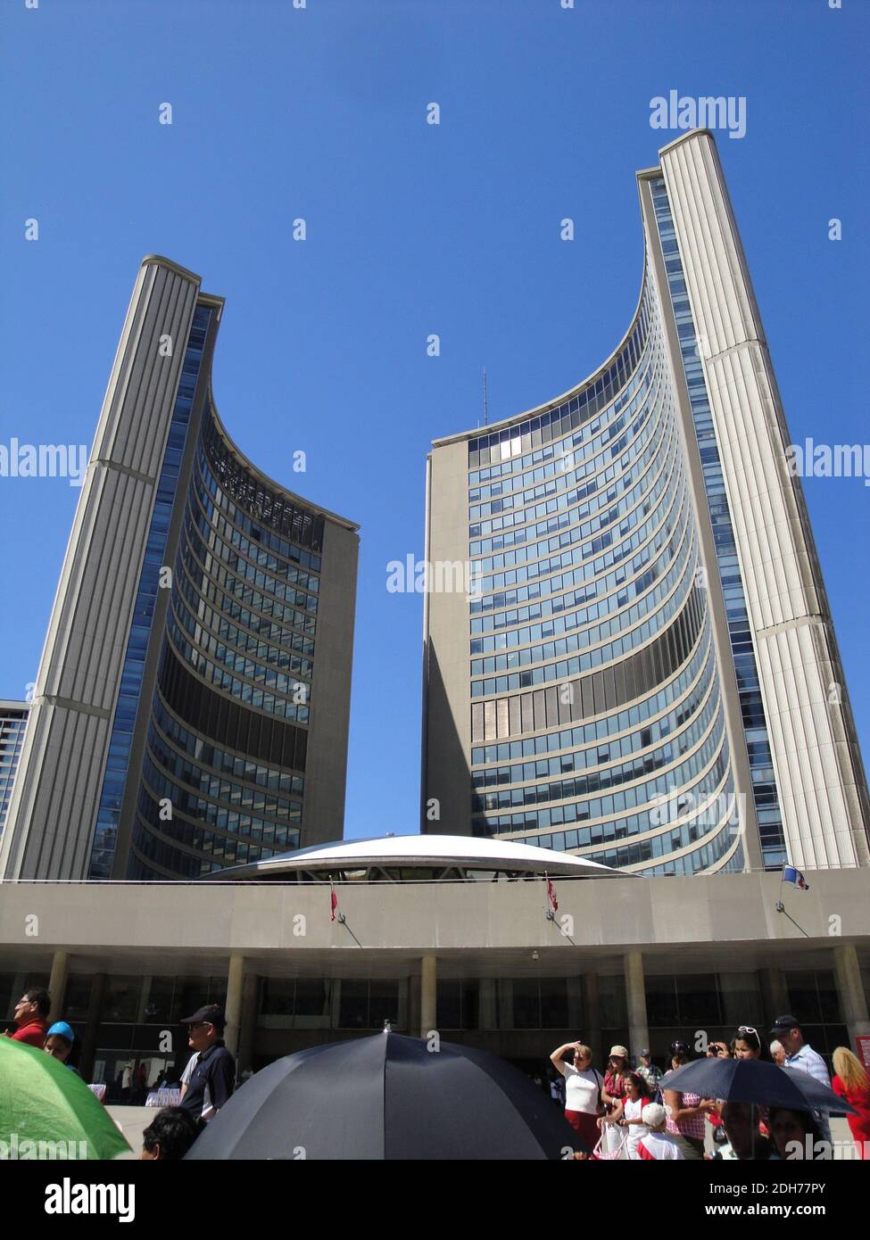 El Ayuntamiento de Toronto es un impresionante observador en el centro de la ciudad. Foto de stock