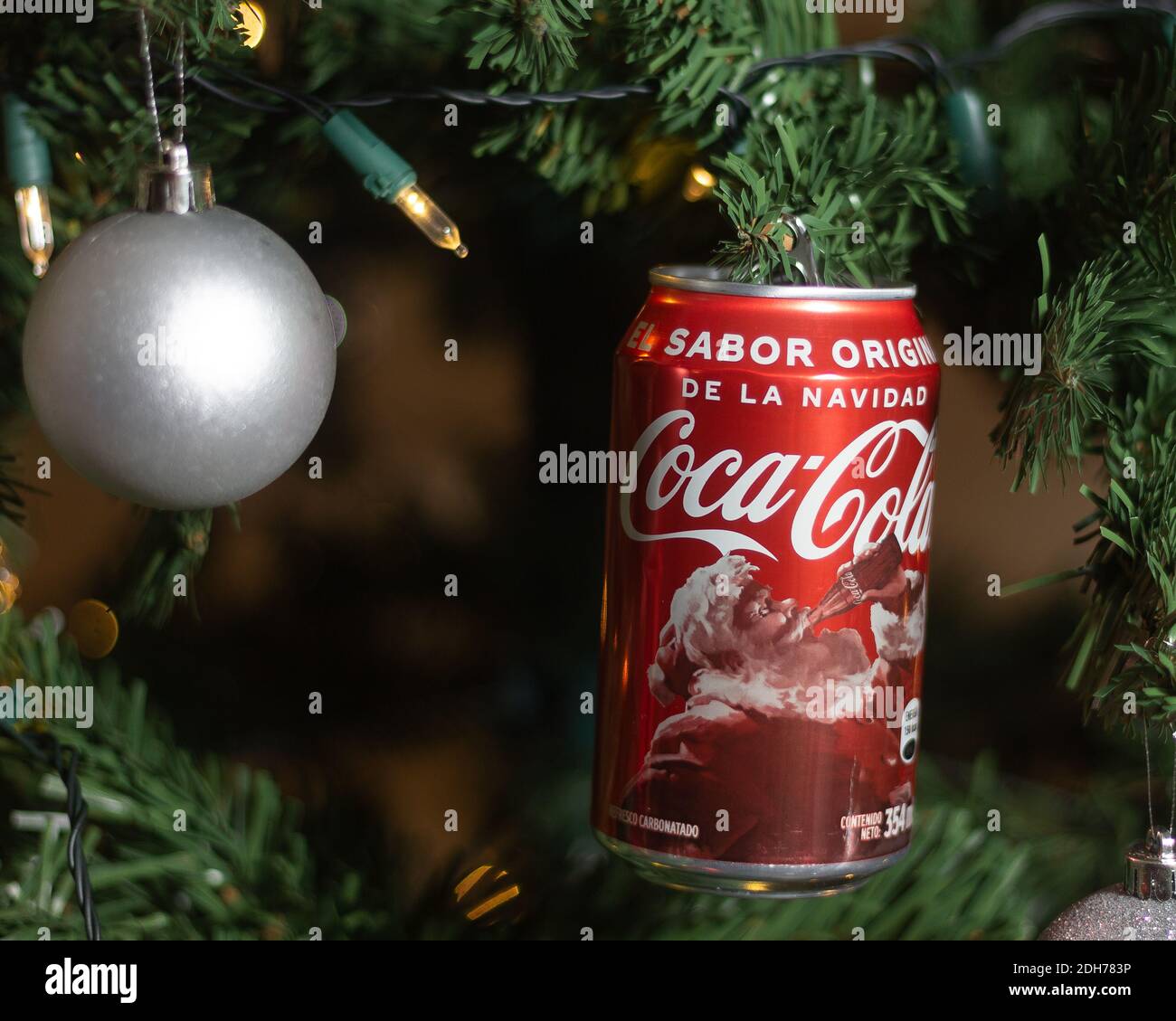 Adorno navideño de coca cola fotografías e imágenes de alta resolución -  Alamy