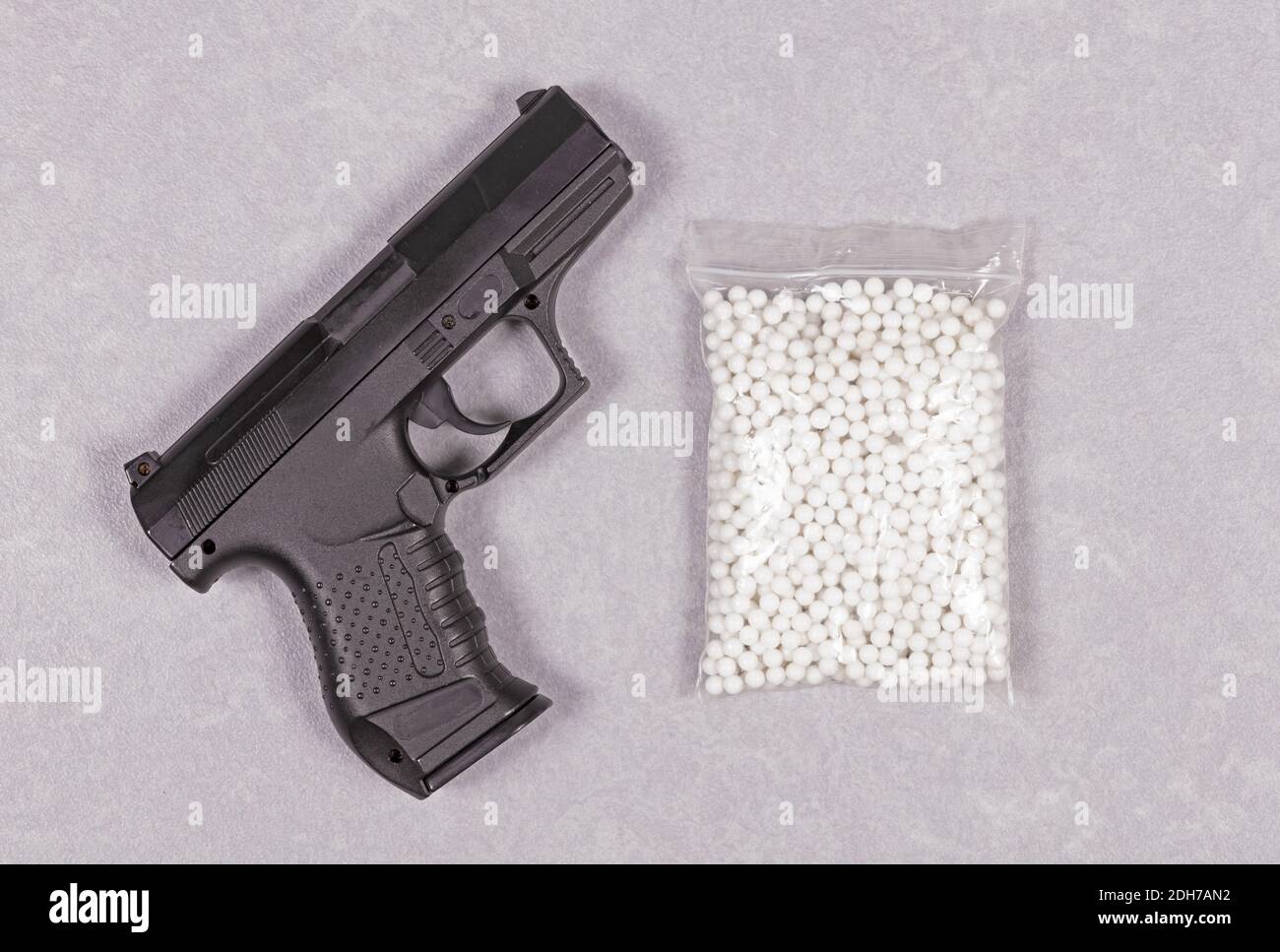 primer plano de balas de plástico blanco de pistola airsoft o pistola bb en  suelo de madera, enfoque suave y selectivo en balas blancas. 8925754 Foto  de stock en Vecteezy