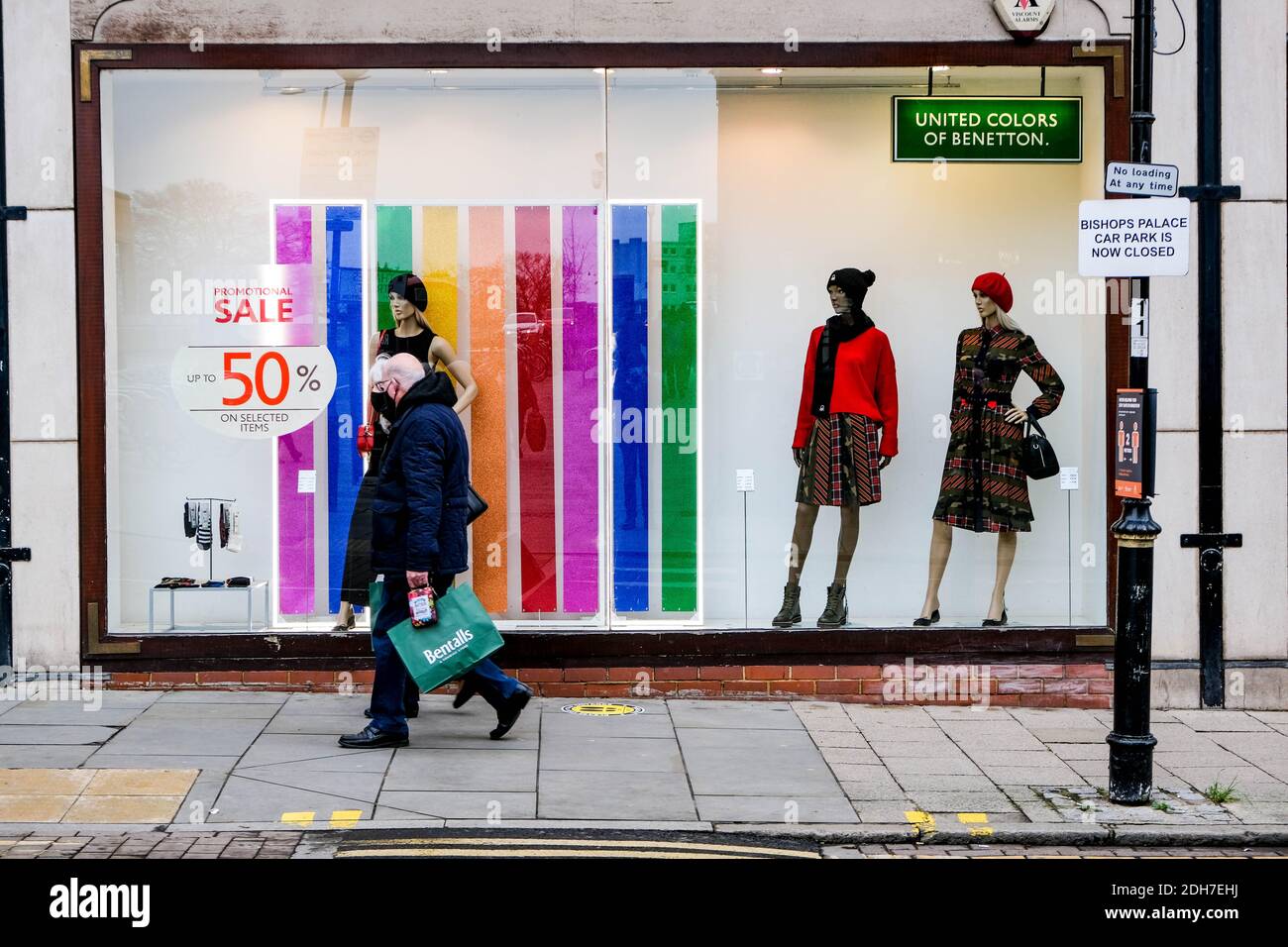 Kingston Londres, diciembre de 09 2020, Pareja mayor caminando por una  ventana de la tienda United Colors of Benetton usando máscaras de cara  protectora Fotografía de stock - Alamy