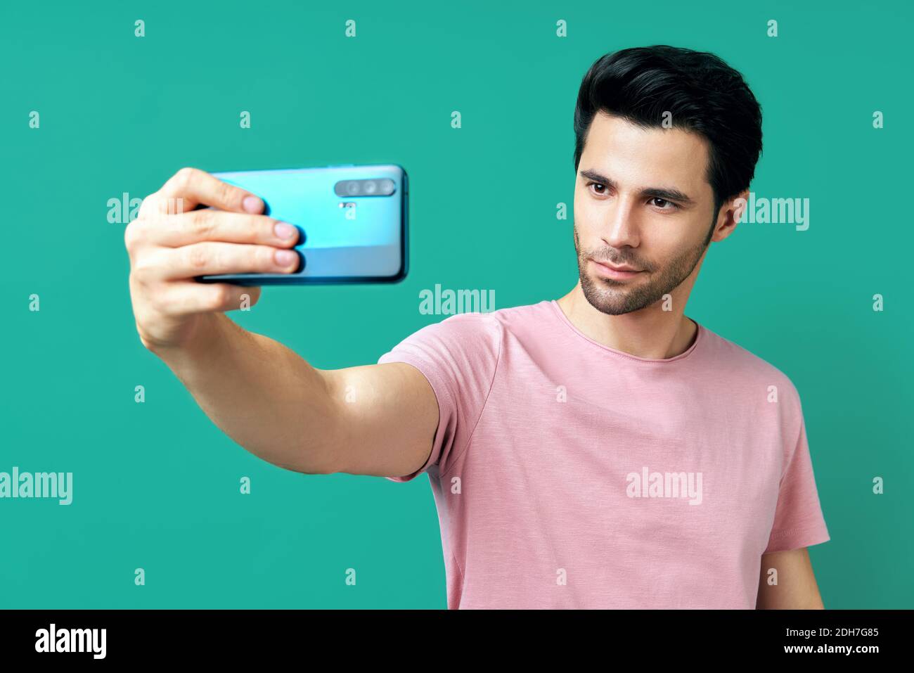 Retrato de hombre guapo tomando selfie Fotografía de stock - Alamy