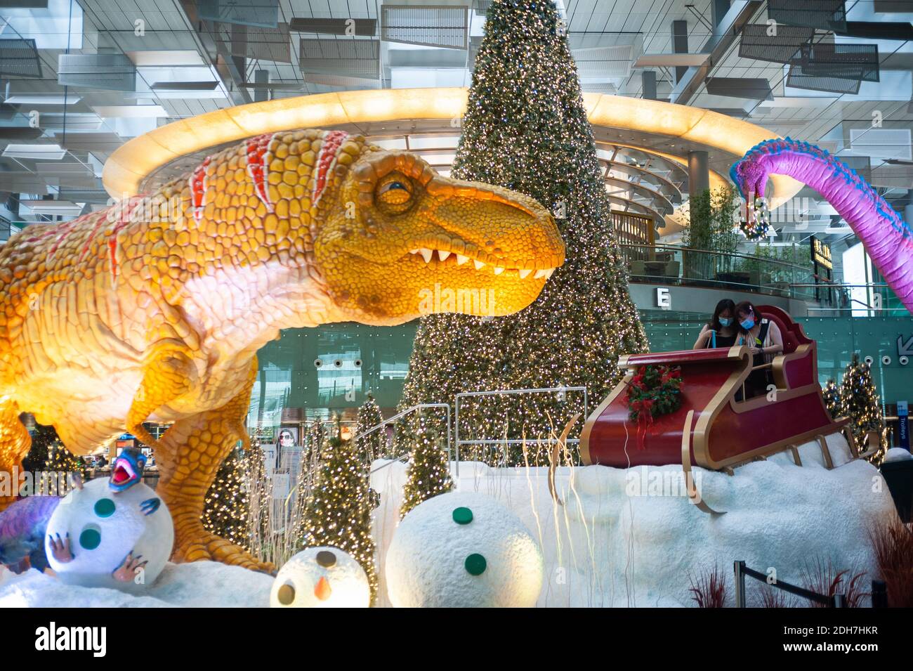 08.12.2020, Singapur, República de Singapur, Asia - Dinos, un trineo y árbol de Navidad sirven como decoración de Navidad y el entorno en el aeropuerto de Changi. Foto de stock