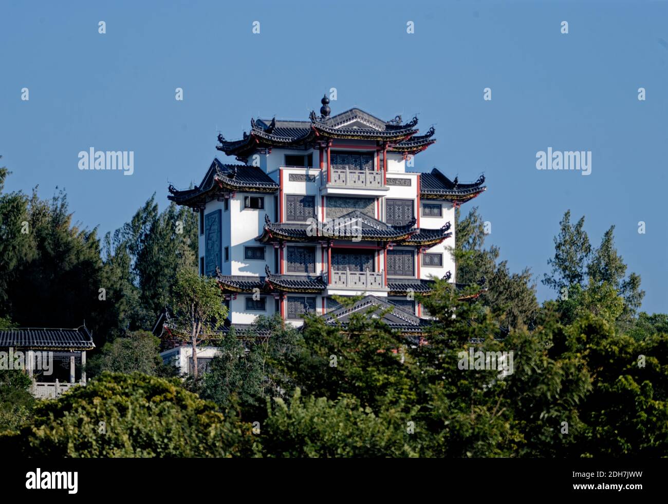 Tradicional hermosa mansión china en la colina contra el cielo azul Foto de stock