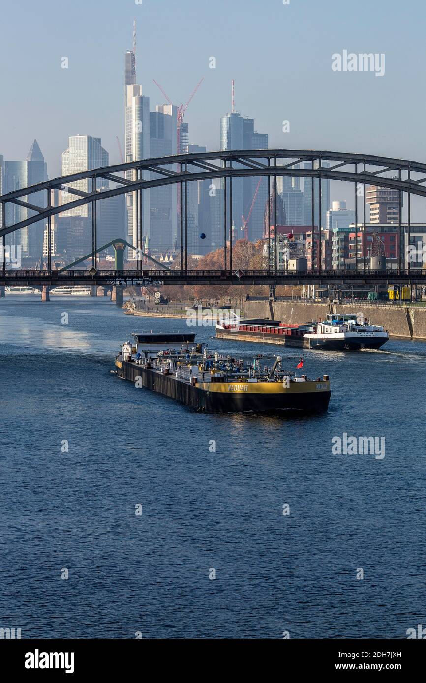 Barco de carga en el río Main con el horizonte de Frankfurt en el fondo Frankfurt am Main, Hesse, Alemania Foto de stock
