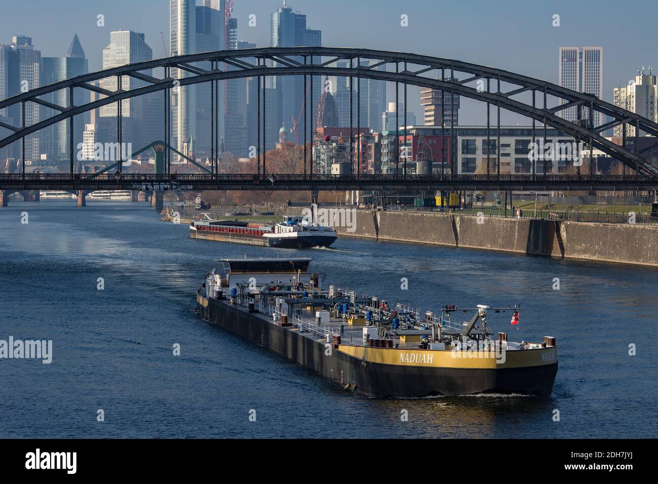 Barco de carga en el río Main con el horizonte de Frankfurt en el fondo Frankfurt am Main, Hesse, Alemania Foto de stock