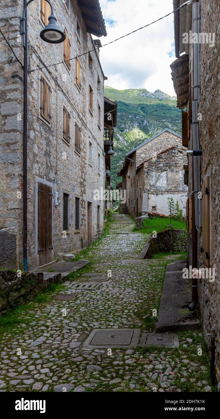 Vista del antiguo pueblo de Casso situado encima de la Presa de Vajont Foto de stock