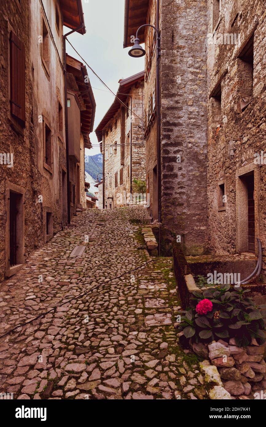 Vista del antiguo pueblo de Casso situado encima de la Presa de Vajont Foto de stock