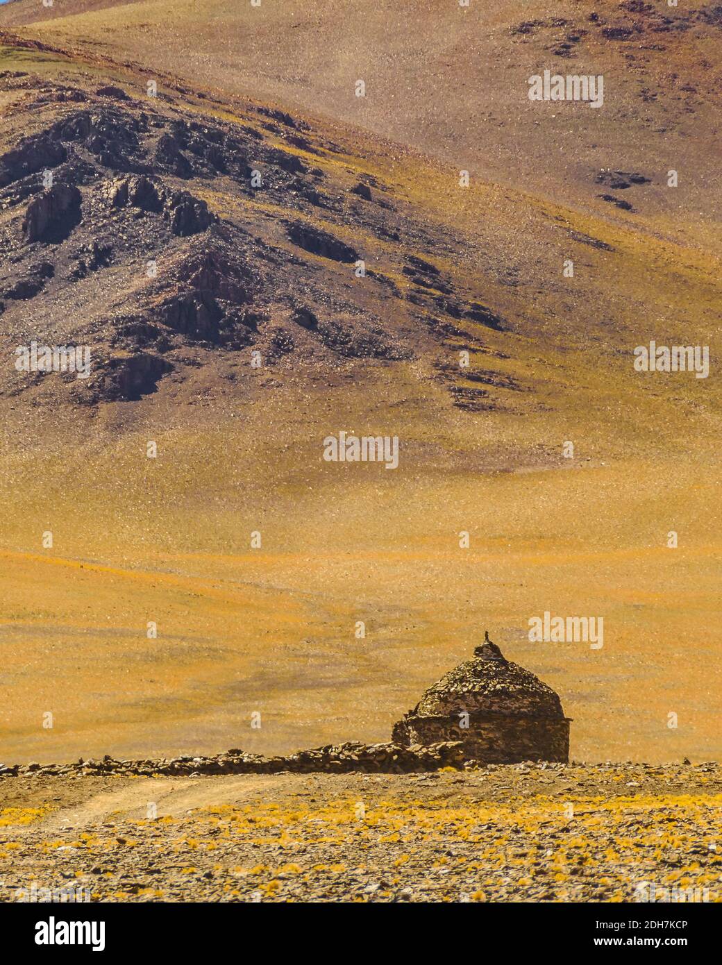 Refugio de piedra en paisaje árido, la Rioja, Argentina Foto de stock