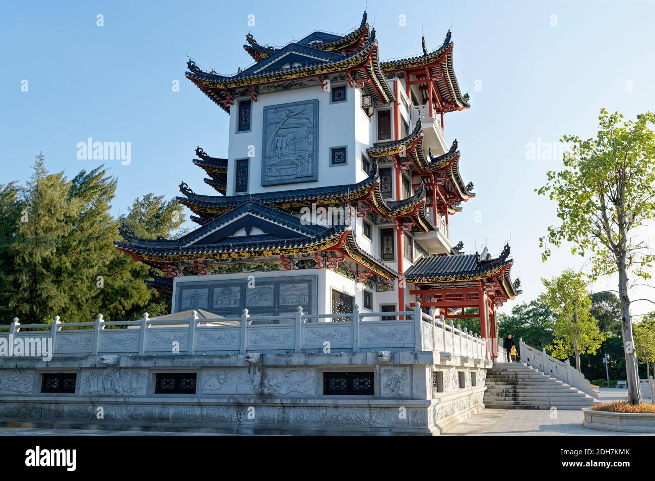 Tradicional hermosa mansión china en la colina contra el cielo azul Foto de stock