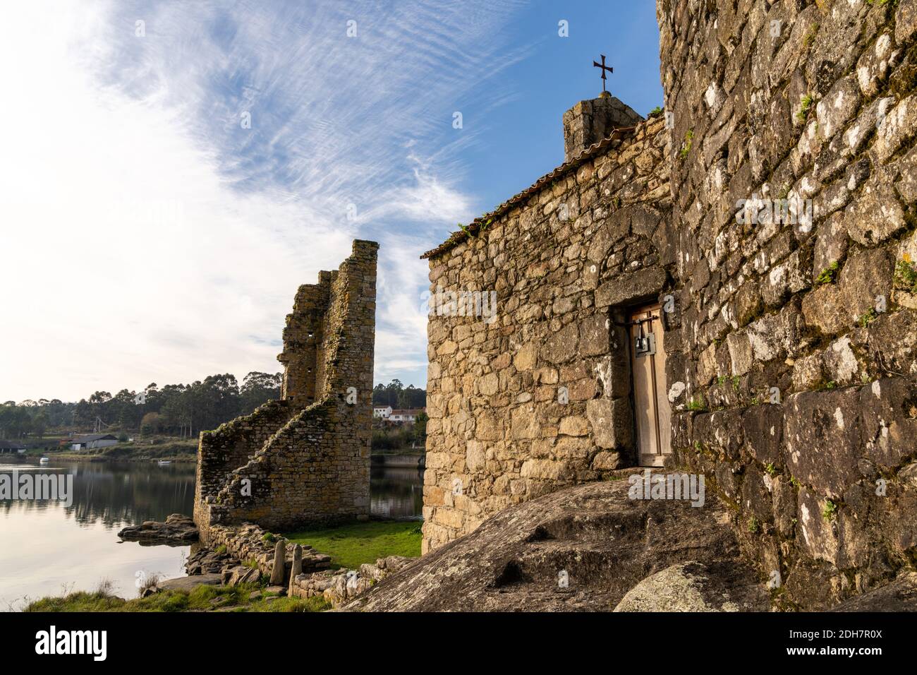 Una vista de las ruinas de las Torres del Oeste Castillo y fortaleza sobre el río Arousa en Galicia Foto de stock