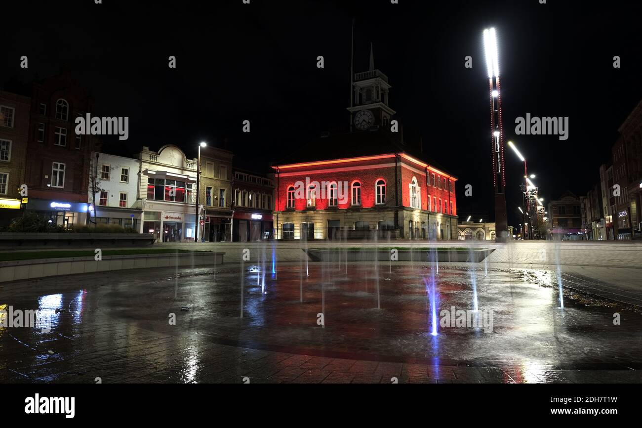 Los puntos de referencia al otro lado de Teesside se volvieron rojos para marcar el día de la memoria.Stockton Town Sala Foto de stock
