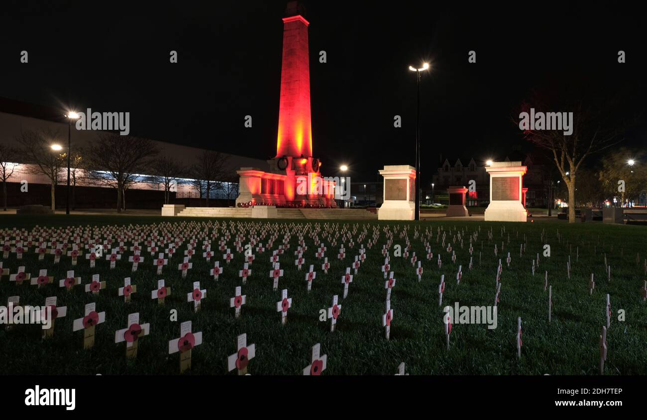 Los puntos de referencia al otro lado de Teesside se volvieron rojos para marcar el día de la memoria.Hartlepool Cenotaph Foto de stock