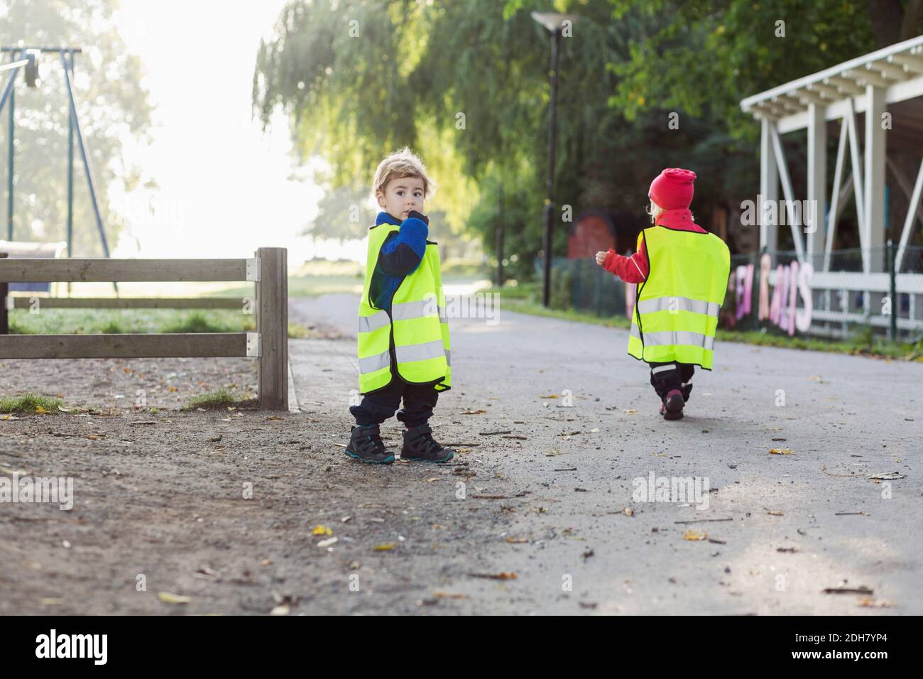 Niños en chaquetas protectoras caminando por el sendero Foto de stock
