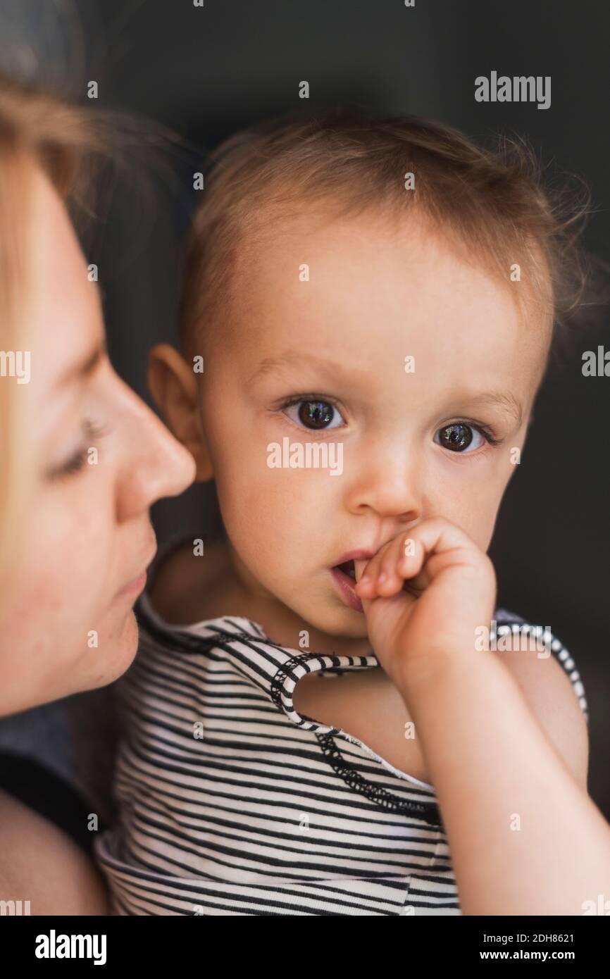 Retrato de niño con la madre en el hogar Foto de stock