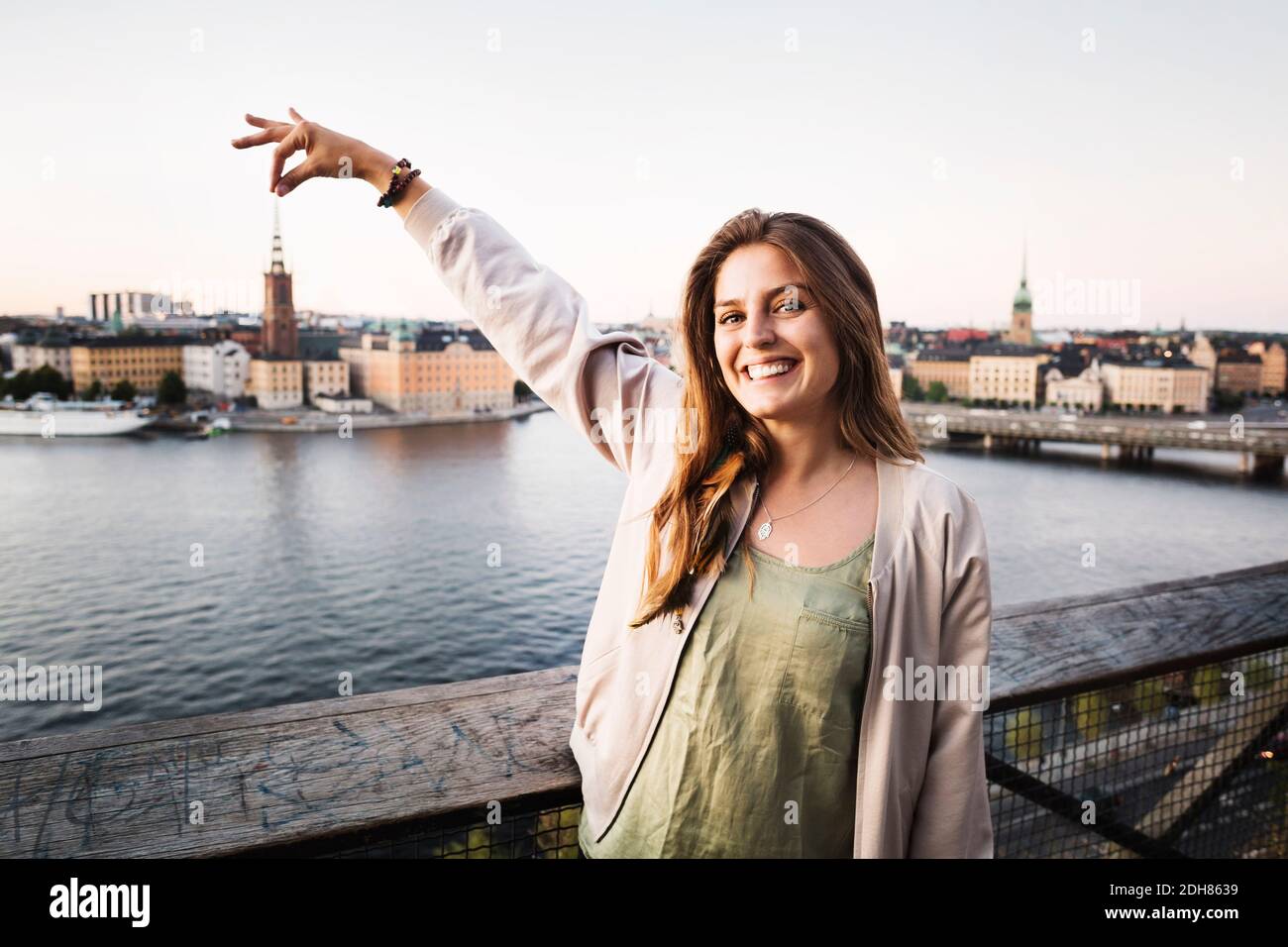 Ilusión óptica de la feliz construcción de la explotación turística femenina  en la ciudad Fotografía de stock - Alamy