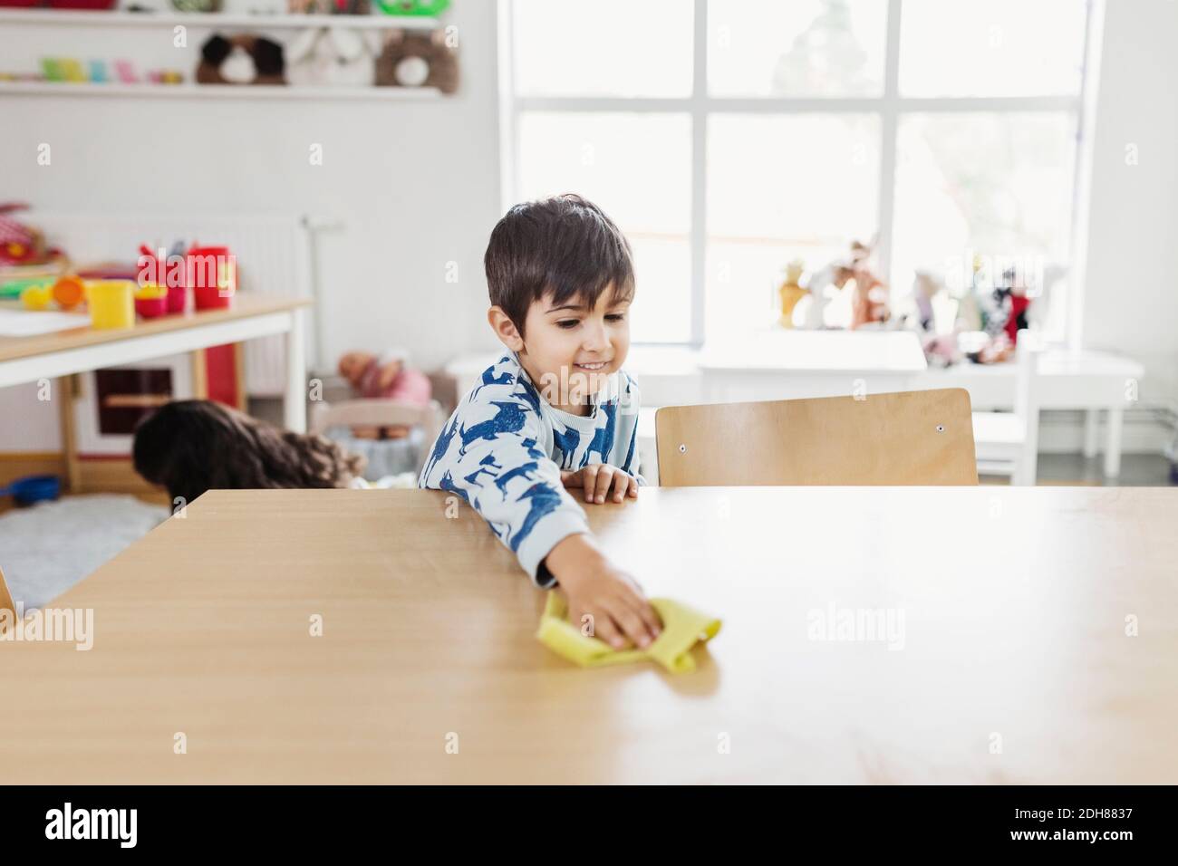 Limpieza de niños mesa de comedor en el centro de guardería Fotografía de  stock - Alamy