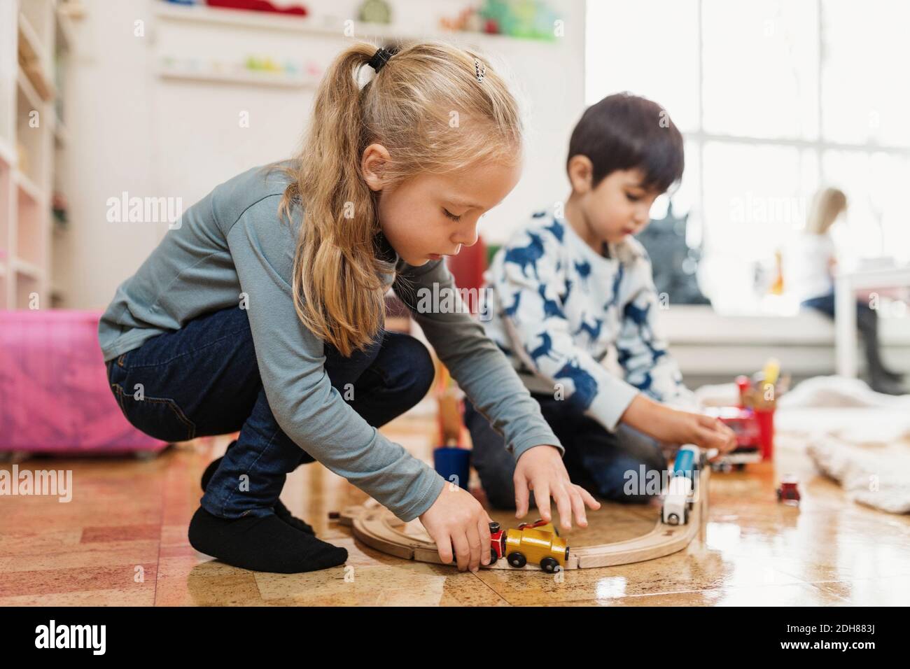 Niño Y Niña Jugando Con El Tren De Juguete En El Preescolar Fotografía De Stock Alamy 