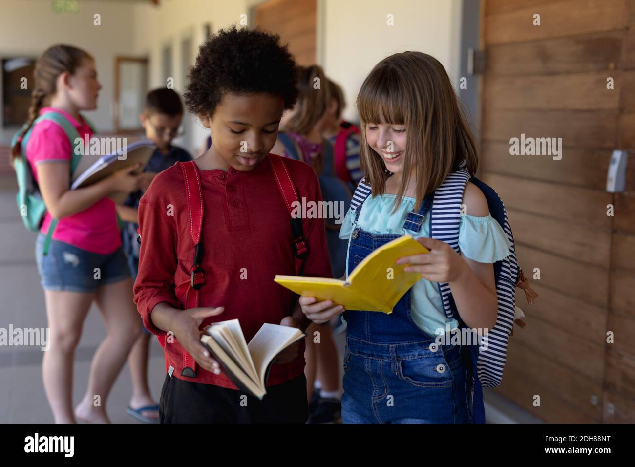 Las colegialas que se encuentran en un corredor al aire libre en la escuela  primaria Fotografía de stock - Alamy