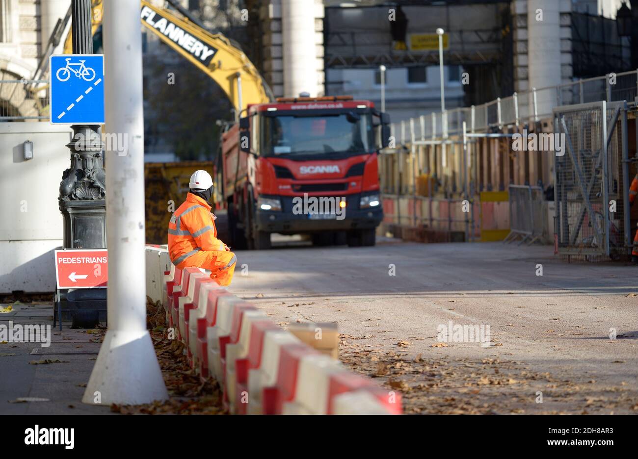 Londres, Inglaterra, Reino Unido. Obrero observando trabajos de construcción en Admiralty Arch en el centro comercial, diciembre de 2020 Foto de stock