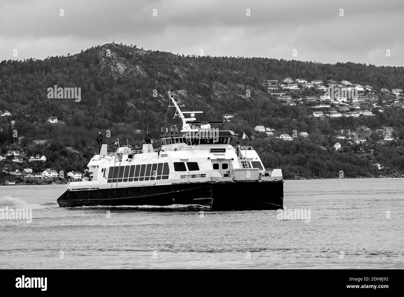 Catamarán de pasajeros de alta velocidad Teisten en Byfjorden, fuera del puerto de Bergen, Noruega. Foto de stock