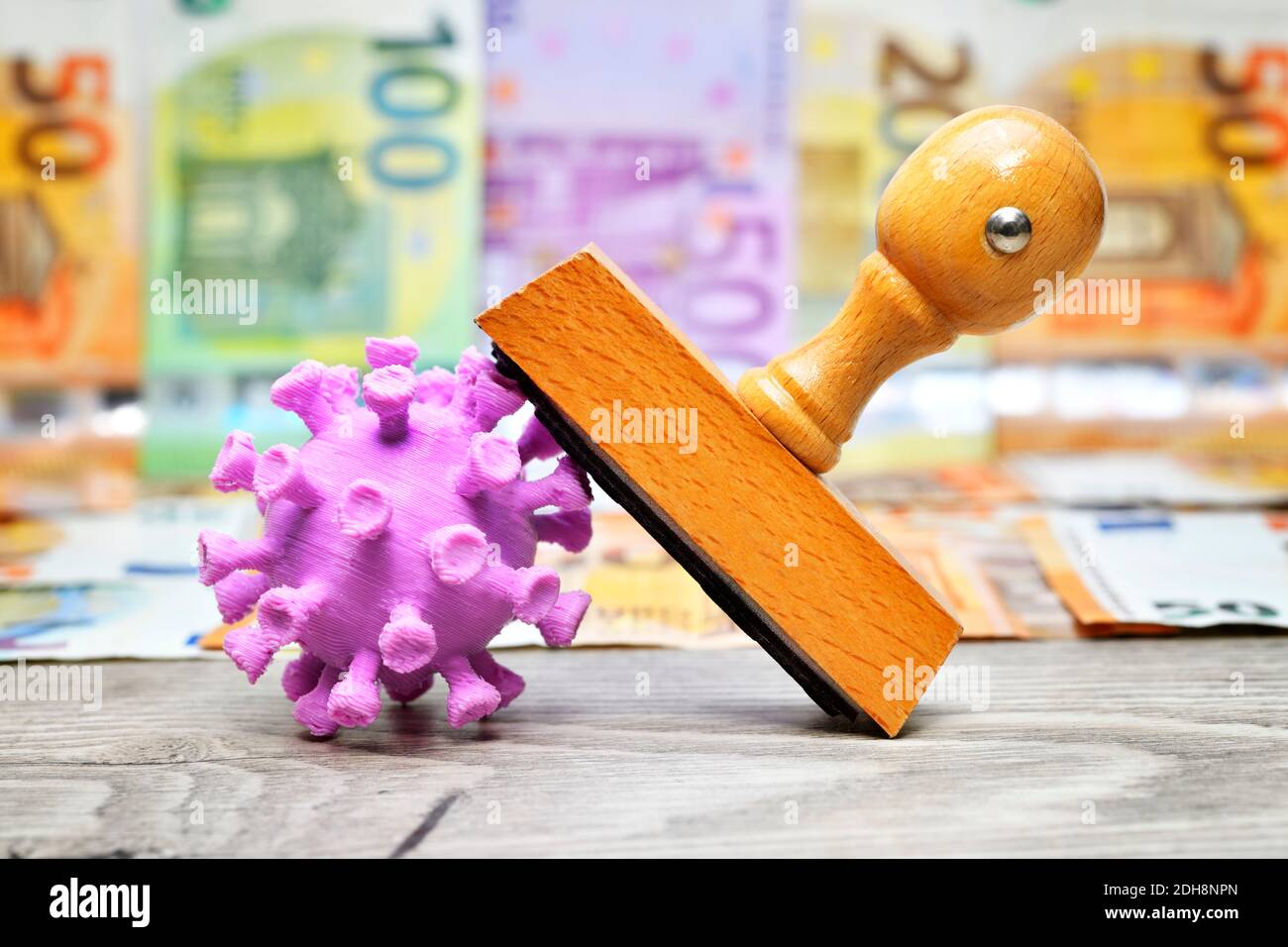 Modelo de sello y Coronavirus frente a billetes en euros Foto de stock